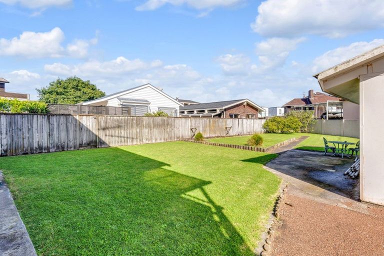Photo of property in 3 Hattaway Avenue, Bucklands Beach, Auckland, 2012