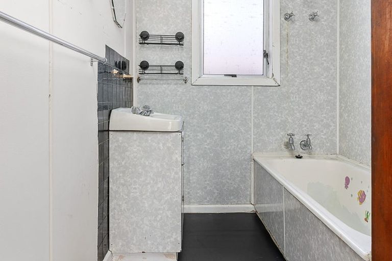 Photo of property in 18 Holdaway Street, Riversdale, Blenheim, 7201