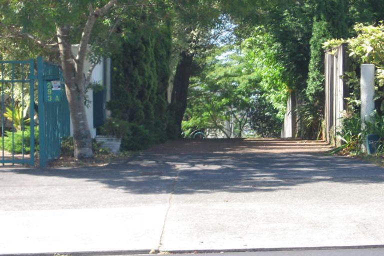 Photo of property in 1/293 Glenfield Road, Glenfield, Auckland, 0629