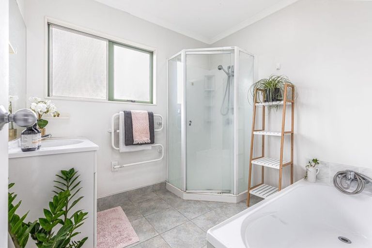 Photo of property in 2/555 Glenfield Road, Glenfield, Auckland, 0629