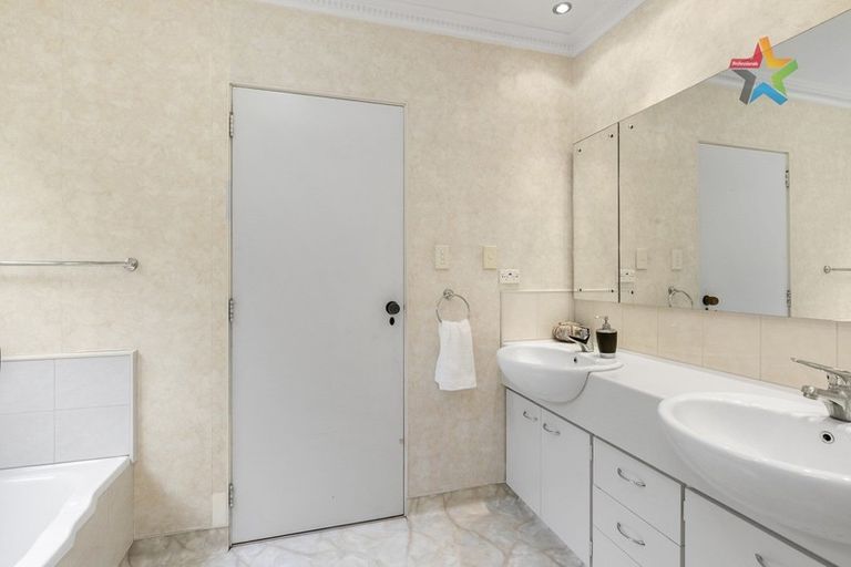 Photo of property in 24 Summit Road, Fairfield, Lower Hutt, 5011