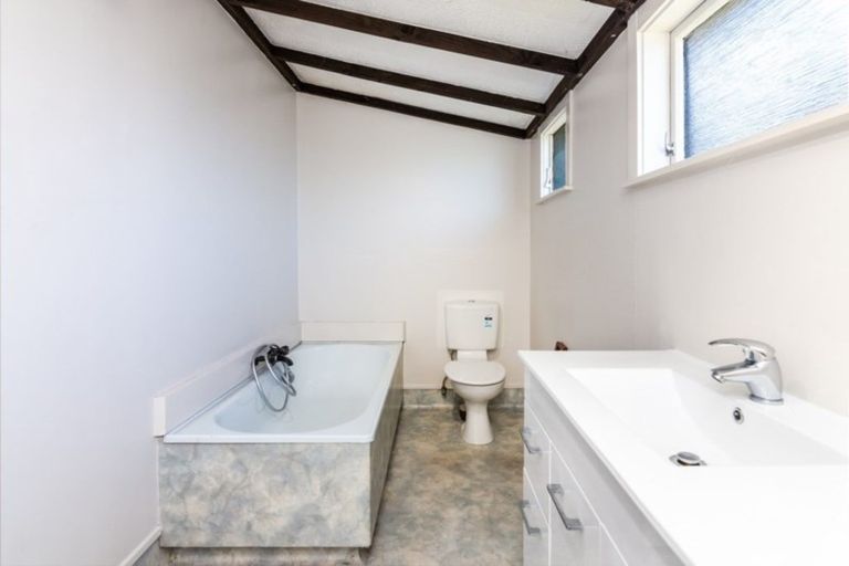 Photo of property in 14 Ingle Avenue, Waipahihi, Taupo, 3330