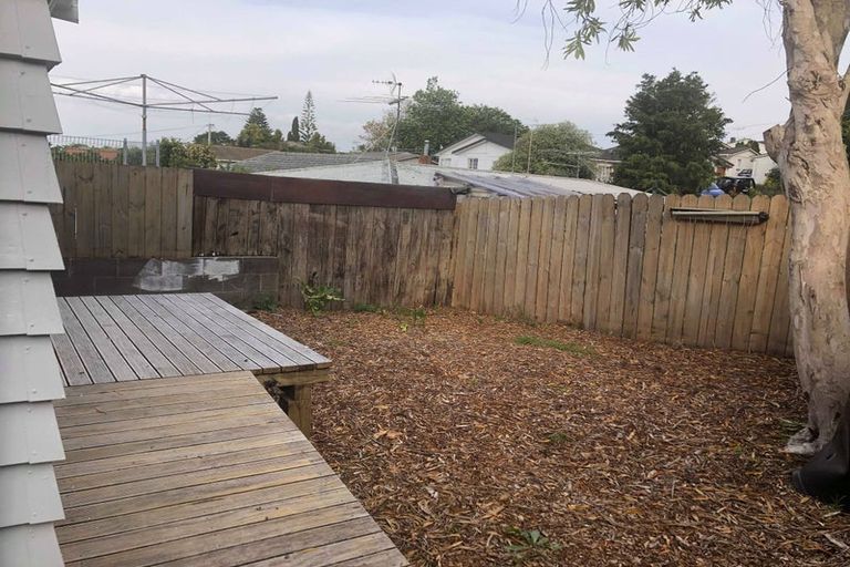 Photo of property in 2/9 College Road, Northcote, Auckland, 0627