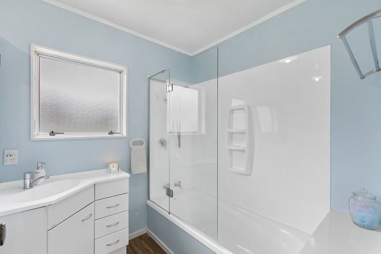 Photo of property in 2/119 Beach Haven Road, Beach Haven, Auckland, 0626