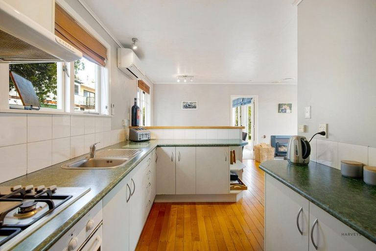 Photo of property in 180 Glengarry Road, Glen Eden, Auckland, 0602