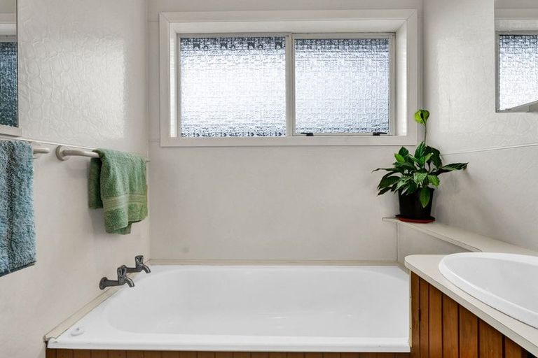 Photo of property in 15 Shaldon Crescent, Blagdon, New Plymouth, 4310