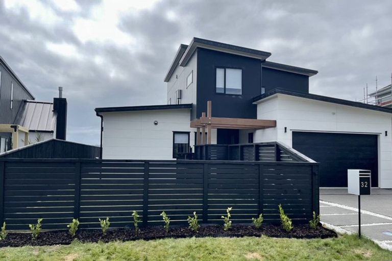 Photo of property in 32 Queen Charlotte Drive, Aotea, Porirua, 5024