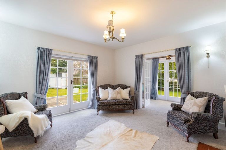 Photo of property in 24 Snowdon Road, Fendalton, Christchurch, 8052