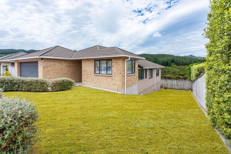 Photo of property in 25 Mcewen Crescent, Riverstone Terraces, Upper Hutt, 5018