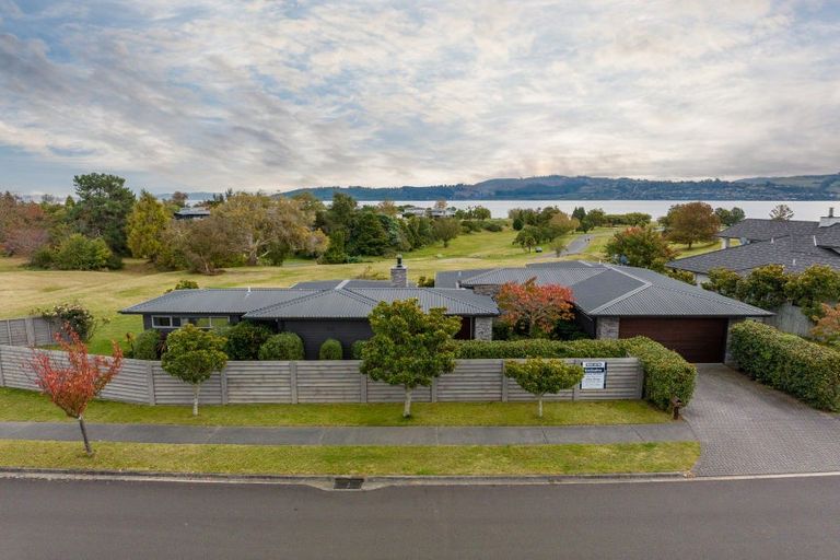 Photo of property in 1 Pukenamu Road, Rainbow Point, Taupo, 3330