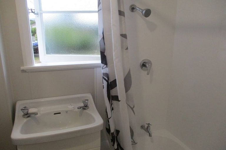 Photo of property in 19 Queenwood Road, Levin, 5510