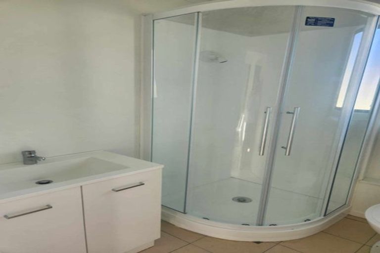 Photo of property in 4 Wanita Place, Totara Vale, Auckland, 0629