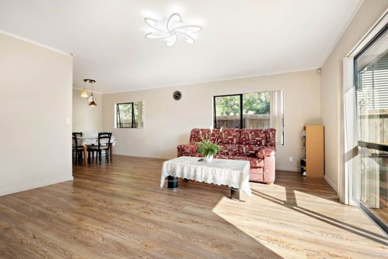 Photo of property in 2/8 Locket Road, Glenfield, Auckland, 0629