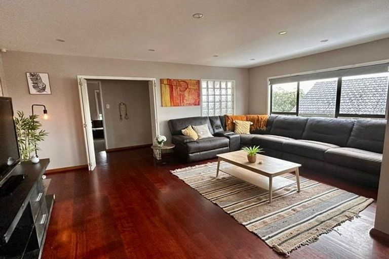 Photo of property in 9 Gwenand Place, Botany Downs, Auckland, 2010