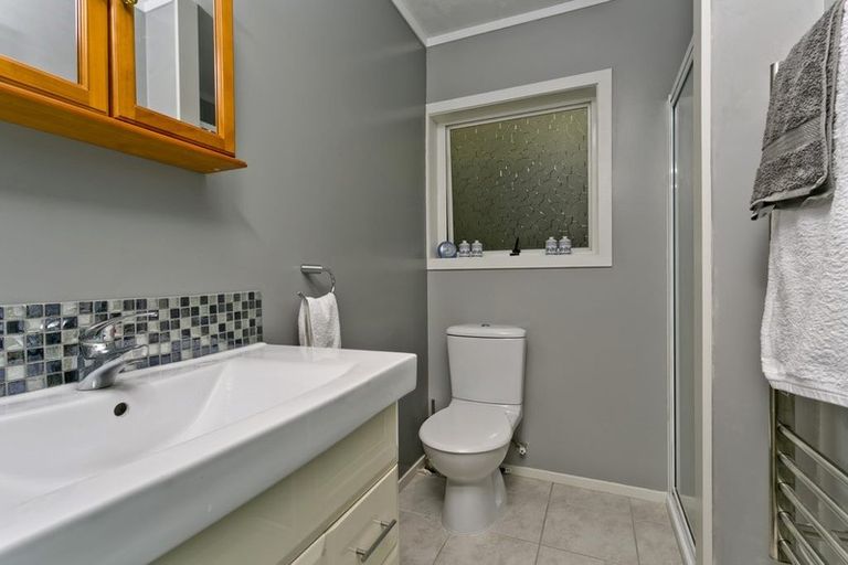 Photo of property in 1/2 Morice Place, Torbay, Auckland, 0630