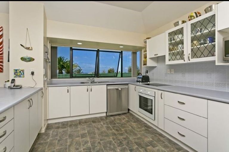 Photo of property in 2/142 Sunset Road, Unsworth Heights, Auckland, 0632