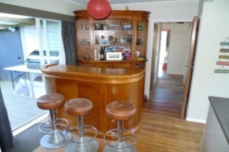 Photo of property in 92 Ruskin Road, Newlands, Wellington, 6037