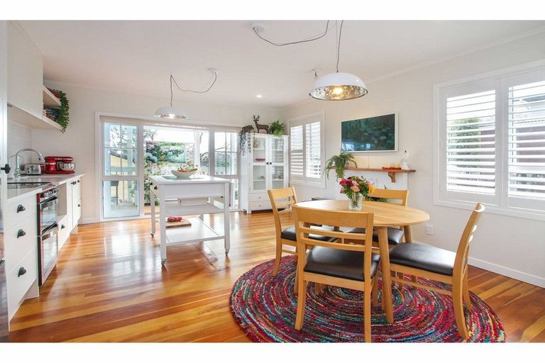 Photo of property in 1/162 Deep Creek Road, Torbay, Auckland, 0630