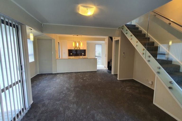 Photo of property in 2 Westpark Drive, West Harbour, Auckland, 0618