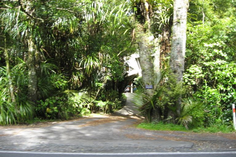 Photo of property in 931 West Coast Road, Waiatarua, Auckland, 0604