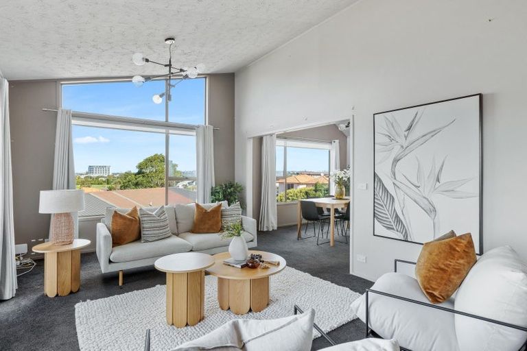 Photo of property in 8a Orewa Heights Crescent, Orewa, 0931