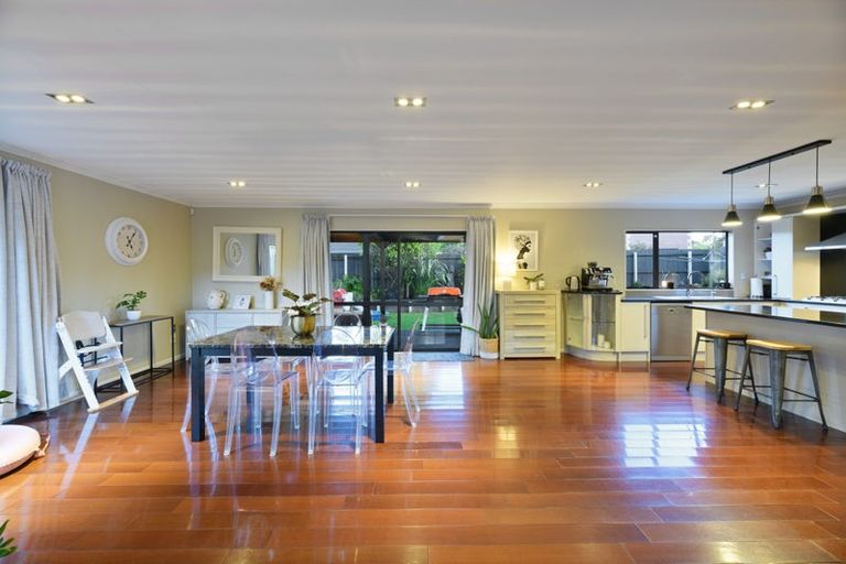 Photo of property in 19 South Kensington Way, Henderson, Auckland, 0612