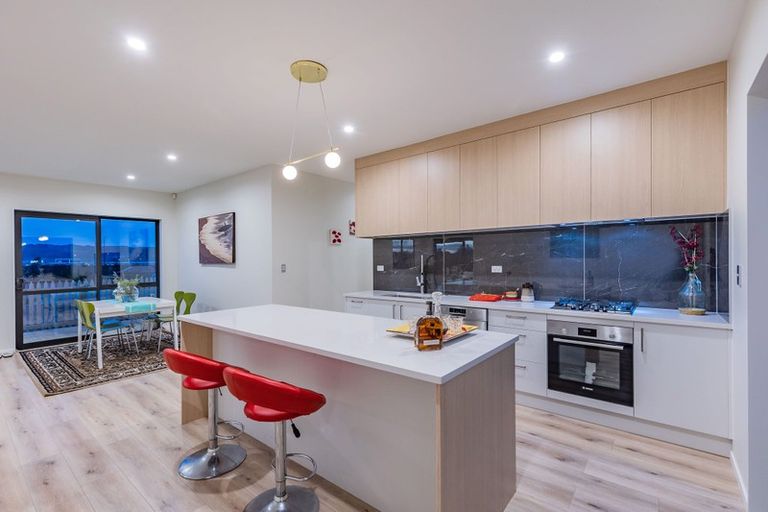 Photo of property in 1 Vinistra Road, Kumeu, 0810