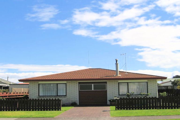 Photo of property in 1a Allan Place, Papamoa Beach, Papamoa, 3118