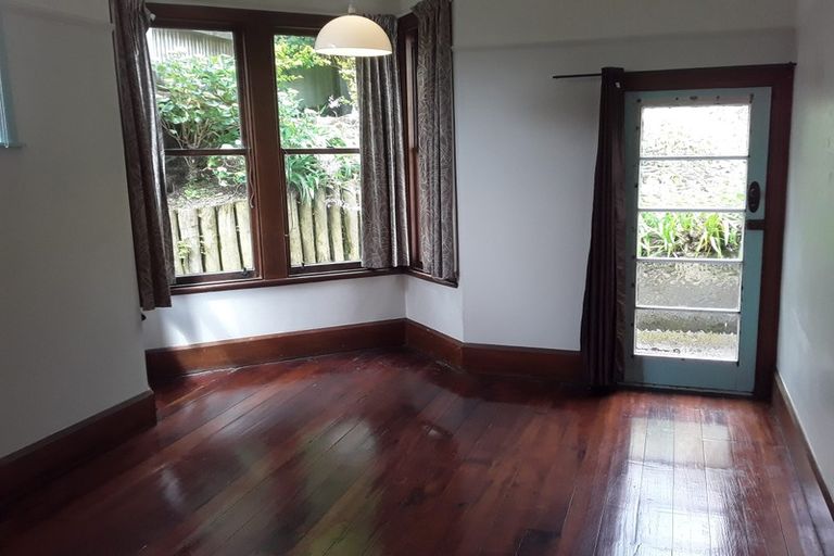 Photo of property in 10 Moana Road, Kelburn, Wellington, 6012