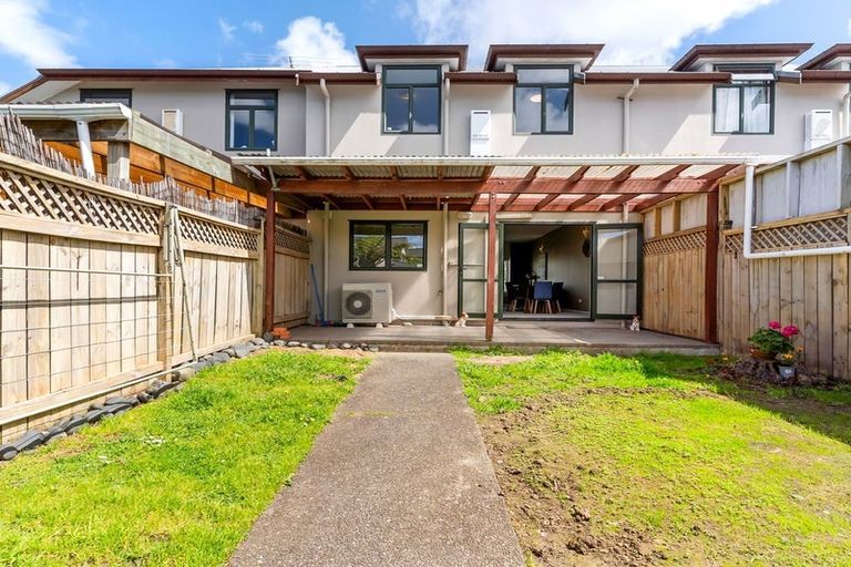 Photo of property in 3/8 Tuscany Way, Te Atatu Peninsula, Auckland, 0610