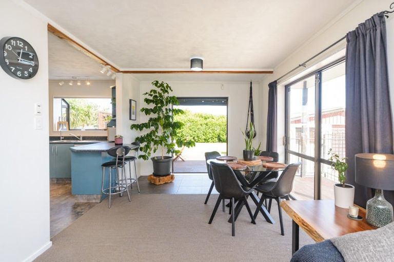 Photo of property in 32 Suzanne Grove, Kelvin Grove, Palmerston North, 4414