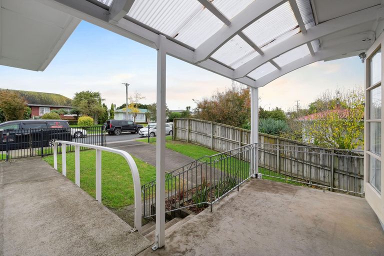 Photo of property in 16 Sylvan Crescent, Te Atatu South, Auckland, 0610
