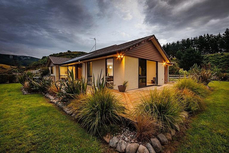 Photo of property in 71 County Heights Drive, Aokautere, Palmerston North, 4471