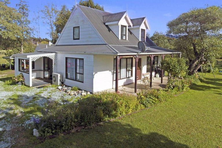 Photo of property in 2073 Takaka-collingwood Highway, Milnthorpe, Collingwood, 7073