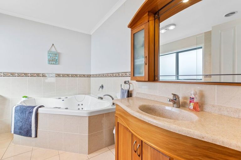 Photo of property in 10g Tupare Place, Highlands Park, New Plymouth, 4312