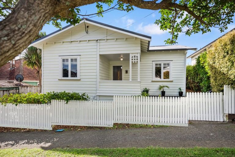 Photo of property in 8 Puriri Street, Helensville, 0800