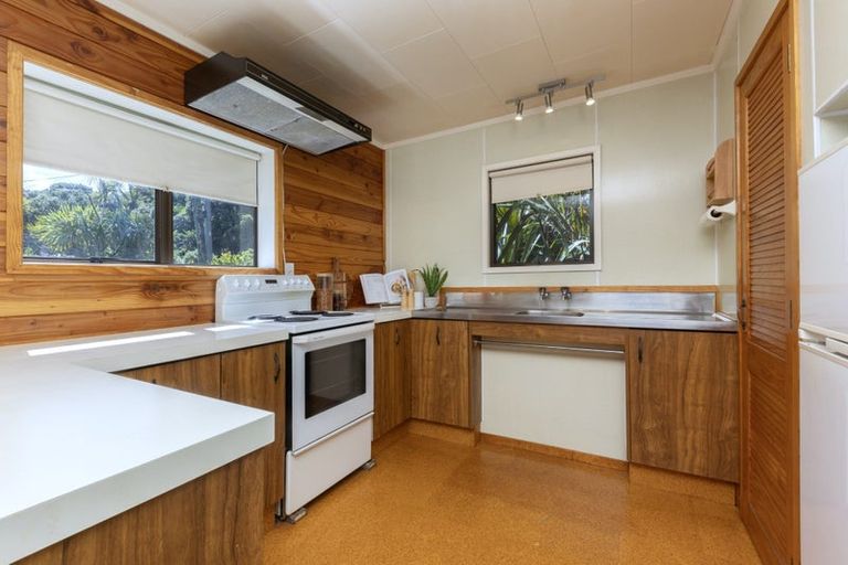 Photo of property in 126 Garden Road, Piha, New Lynn, 0772