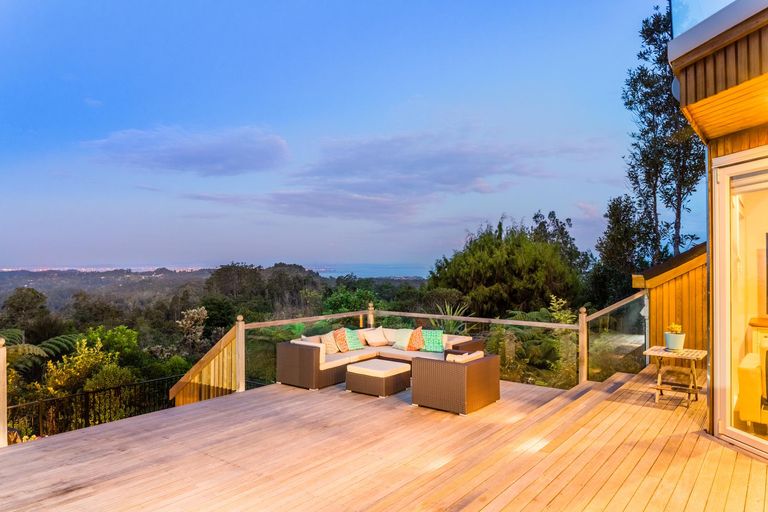 Photo of property in 412 Scenic Drive, Waiatarua, Auckland, 0612