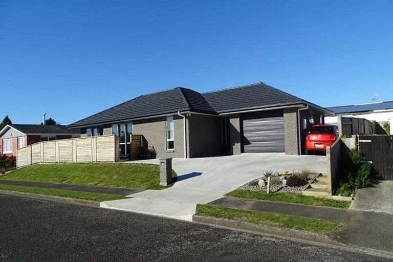 Photo of property in 65 Karaka Crescent, Levin, 5510