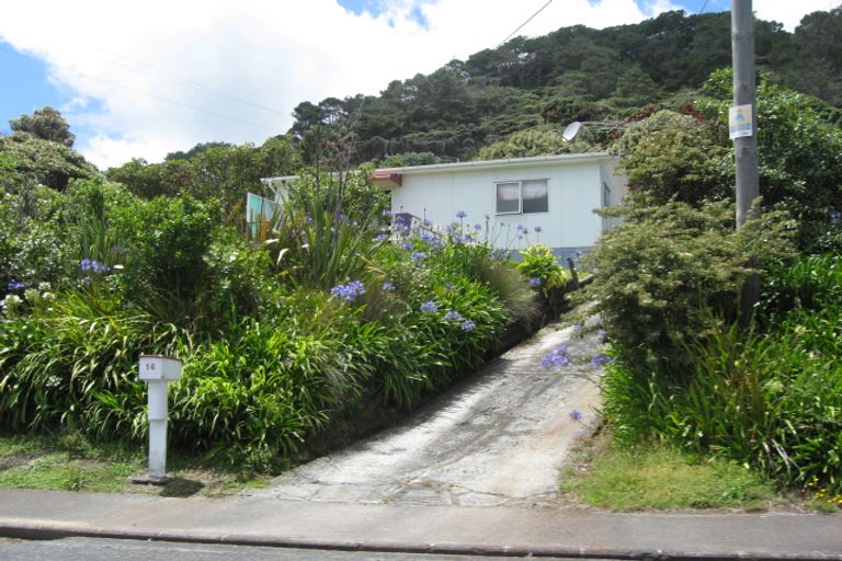 Photo of property in 14 Domain Crescent, Muriwai, Waimauku, 0881