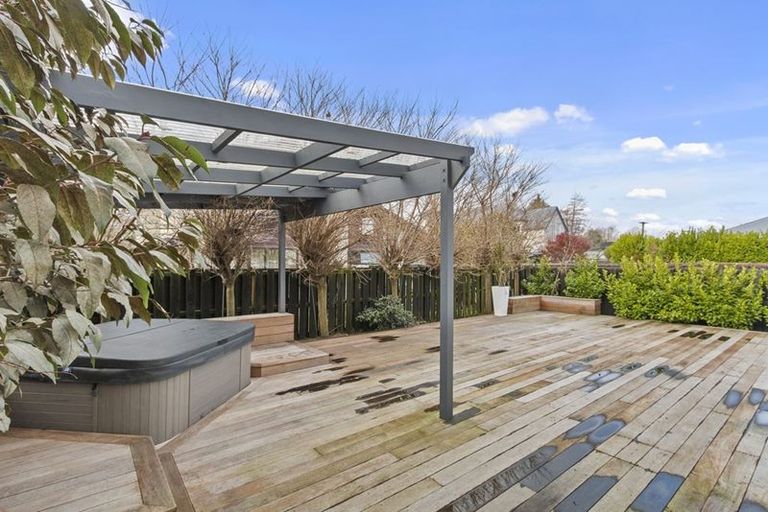 Photo of property in 28 Strowan Road, Strowan, Christchurch, 8052