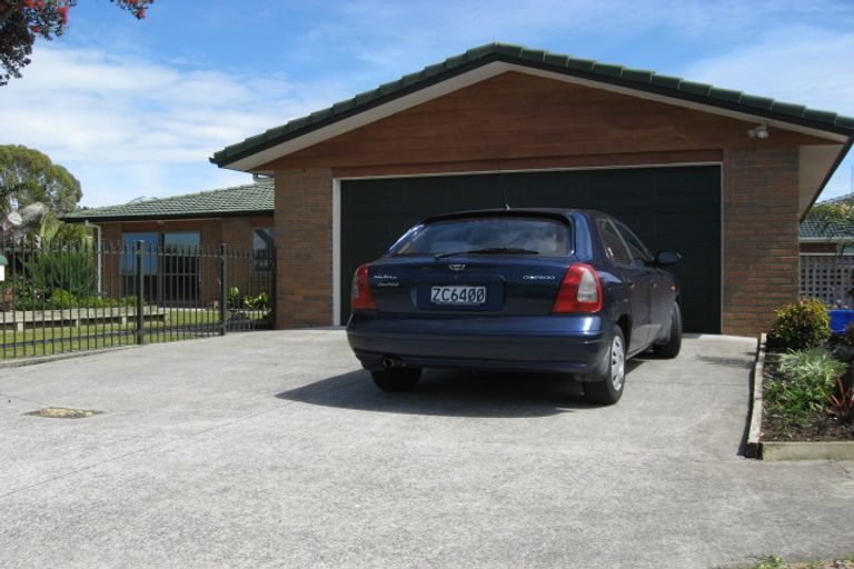 Photo of property in 8 Hocken Place, Mangere Bridge, Auckland, 2022