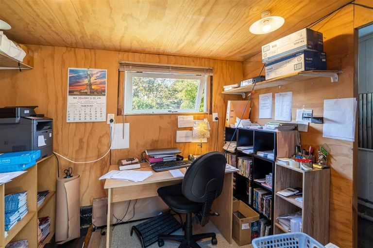 Photo of property in 1 Lavelle Road, Henderson, Auckland, 0612