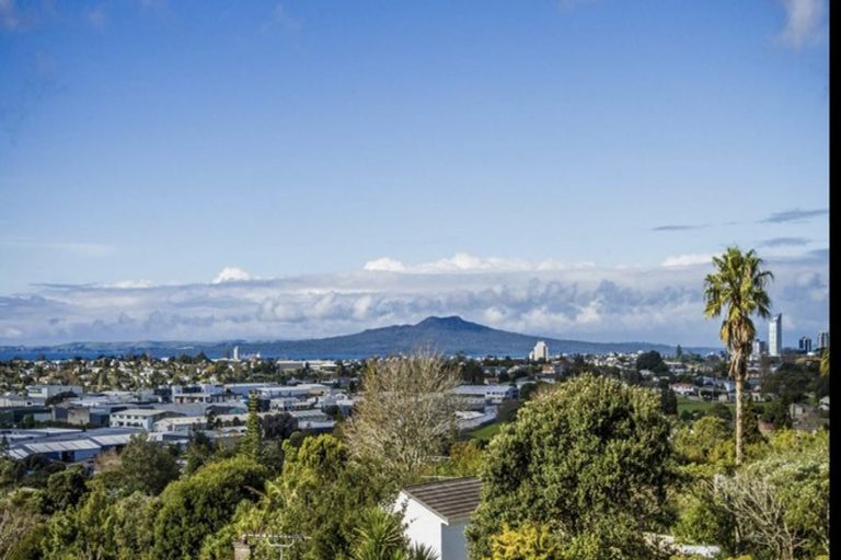 Photo of property in 58 Chivalry Road, Glenfield, Auckland, 0629