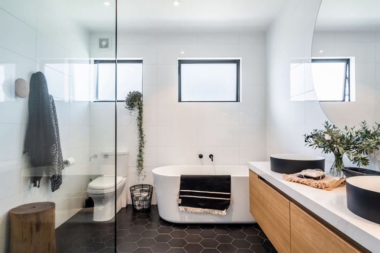 Photo of property in 1/246 Lake Road, Hauraki, Auckland, 0622