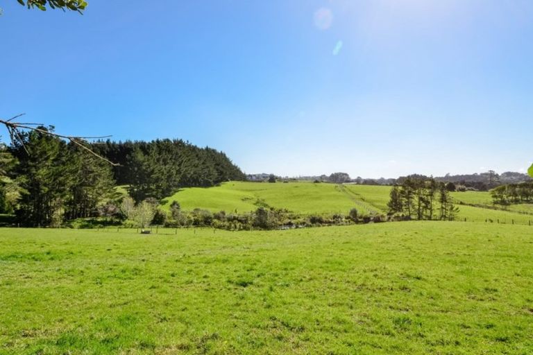 Photo of property in 450 Waitakere Road, Taupaki, Henderson, 0782