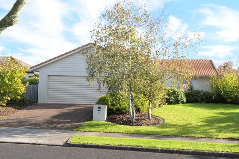 Photo of property in 18 Pajaro Place, Golflands, Auckland, 2013