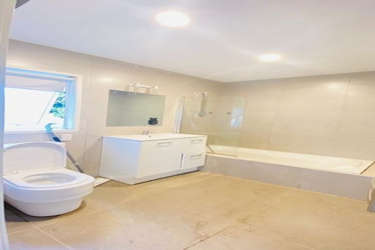 Photo of property in 2 Caspian Close, New Lynn, Auckland, 0600