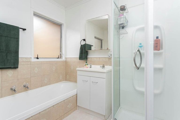 Photo of property in 11 Denver Avenue, Sunnyvale, Auckland, 0612