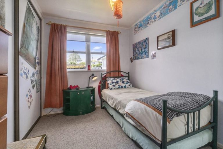 Photo of property in 4 Bayside Avenue, Te Atatu Peninsula, Auckland, 0610